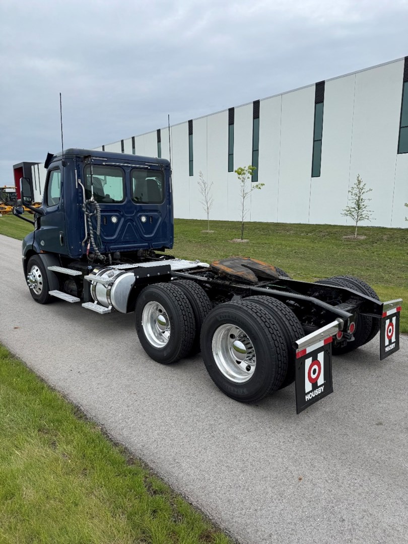 2019 FREIGHTLINER CASCADIA 113 - USED TRUCKS DAY CAB - image 4